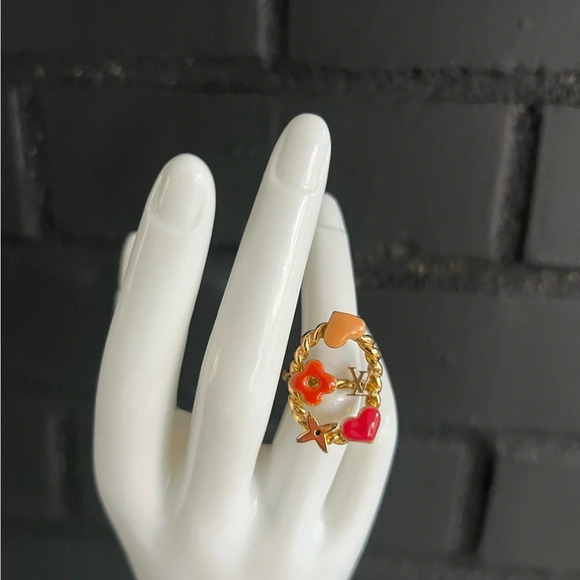 LOUIS VUITTON
Enamel Gold Sweet Monogram Cocktail Ring - Picture 3 of 10